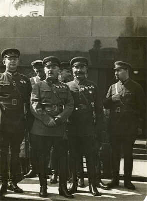 У Мавзолея. Л.М. Каганович, С.М. Будённый, К.Е. Ворошилов. Фотограф Н. Петров. 1933